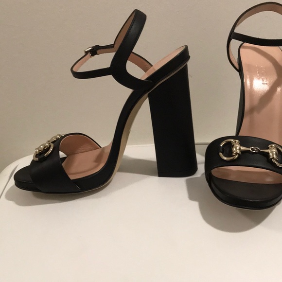 Gucci heels small scuff on the tip of the right foot shoe - Picture 2 of 10